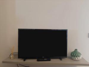 una TV a schermo piatto seduta sulla mensola di Residenza San Felice a Vicenza