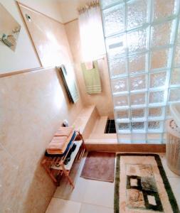 bagno con doccia, vasca e lavandino di Gables Vacation Rentals with Private Gated Parking Onsite a Knockpatrick