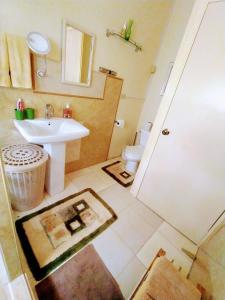 Gables Vacation Rentals with Private Gated Parking Onsite tesisinde bir banyo