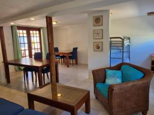 een woonkamer met een bank en een tafel bij Aruba SeaScape Apartments in Palm-Eagle Beach
