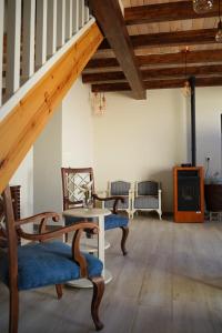 Habitación con sillas, mesa y escalera. en Casa Rural Las Cabañas de Castilla, en Las Cabañas de Castilla