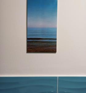 uma imagem do oceano numa parede branca em Bed&Book 'A parma em Salemi