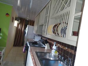 Кухня або міні-кухня у Gables Vacation Rentals with Private Gated Parking Onsite