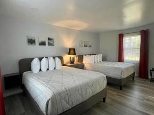 Veda Inn & Cottages tesisinde bir odada yatak veya yataklar