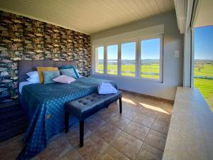 ein Schlafzimmer mit einem Bett und einem großen Fenster in der Unterkunft Villa Hylas Luxury Bed & Breakfast Kilada in Kilada