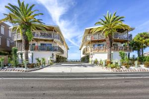 un edificio con delle palme di fronte di Cypress-n-Sun B-2 a Clearwater Beach