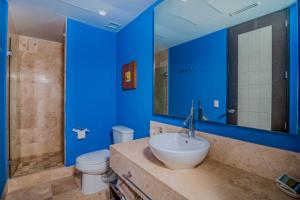 Ett badrum på THE BLUE APARTMENT