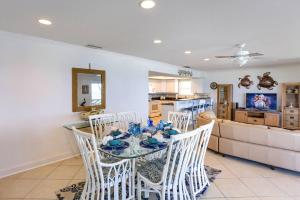 una cucina e una sala da pranzo con tavolo e sedie di Cypress-n-Sun B-2 a Clearwater Beach
