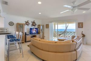 un soggiorno con divano e una cucina con vista sull'oceano di Cypress-n-Sun B-2 a Clearwater Beach