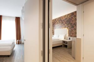 Ліжко або ліжка в номері Hotel Internazionale Bellinzona