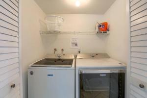 una piccola cucina con lavandino e lavastoviglie di Cypress-n-Sun B-2 a Clearwater Beach Altre 42 foto