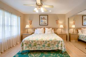 1 dormitorio con 1 cama y ventilador de techo en Cypress-n-Sun B-2 en Clearwater Beach
