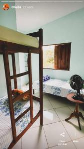 a room with two bunk beds and a desk at Pousada e Restaurante Boia Cross in Vargem Bonita