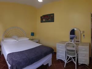1 dormitorio con 1 cama, mesa y sillas en PLAYA BLANCA BED AND BREAKFAST en Bayahibe