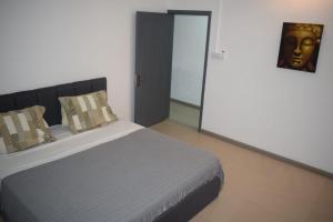 1 dormitorio con 1 cama y puerta con máscara en Equinox Kite Villa, en La Gaulette