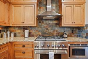 Kuchyň nebo kuchyňský kout v ubytování Craftsman style Awbrey Home