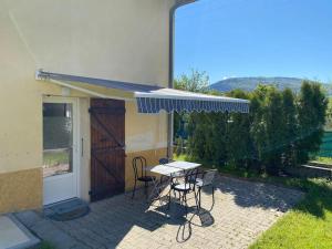 a patio with a table and chairs in front of a house at Cosy and relax, appartement privé à GAP avec Parking in Gap