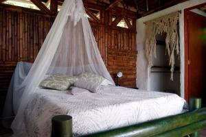 una camera da letto con un letto con zanzariera di Casa Encuentro Ecolodge, Outdoor Gym and Yoga a Guatapé