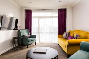 Posezení v ubytování Pebble Beach Motor Inn