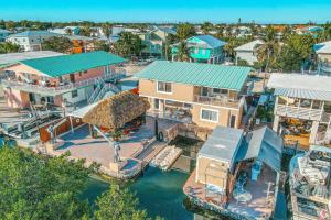 una vista dall'alto di una casa con un porto turistico di Coral Delight a Key Largo
