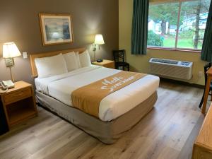 מיטה או מיטות בחדר ב-Days Inn by Wyndham Ocean Shores