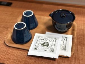 奈良市にあるホテル尾花の三本の青い花瓶