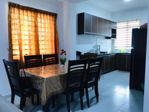 Dapur atau dapur kecil di Mikael Homestay
