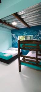 um quarto com 2 beliches e paredes azuis em CasaLuna Tayrona em Santa Marta