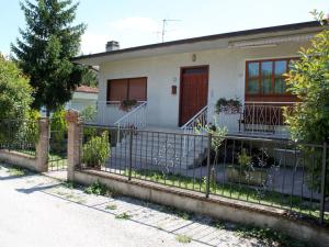ein Haus mit einem Zaun davor in der Unterkunft Cristina B&B in Sassoferrato