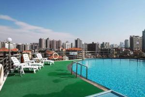 Bazén v ubytování Guangdong Victory Hotel -Shamian Island nebo v jeho okolí