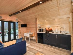 cocina y sala de estar de una cabaña de madera en The Stag - Crossgate Luxury Glamping, en Penrith