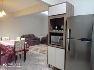 Una cocina o zona de cocina en Apartamento em Bombinhas