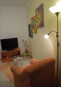 un soggiorno con divano e TV a schermo piatto di Apartments Elide a Rabac