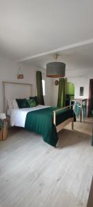 1 dormitorio con 1 cama grande con sábanas verdes en Cosy Studio +netflix+24h entry+silent air conditionning, en Málaga