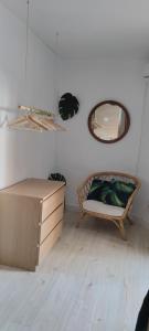Habitación con cama y espejo en la pared. en Cosy Studio +netflix+24h entry+silent air conditionning, en Málaga