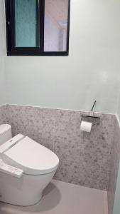 安平的住宿－胖蝸牛親子民宿，浴室设有白色的卫生间和镜子