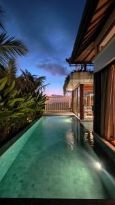 Piscina de la sau aproape de Eaze Villas Uluwatu