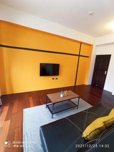 TV a/nebo společenská místnost v ubytování 伊家民宿Yi home 志航路一段398號