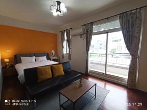 Postel nebo postele na pokoji v ubytování 伊家民宿Yi home 志航路一段398號