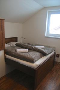 1 cama con 2 toallas en un dormitorio en Villa Jasna, en Liptovský Mikuláš