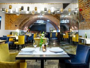 a dining room with a table and chairs at Hotel Logos Kraków in Krakow