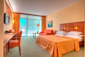 Tempat tidur dalam kamar di Hotel Rivijera +64 foto