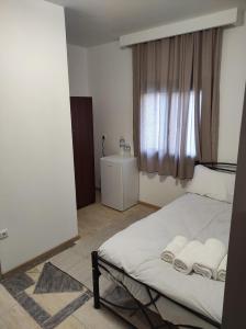 - une chambre avec un lit et 2 serviettes dans l'établissement panos hause, à Kastrákion