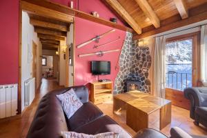A television and/or entertainment centre at Aparthotel Areu