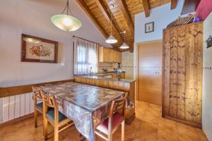 A kitchen or kitchenette at Aparthotel Areu