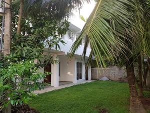 Blick auf ein Haus vom Garten aus in der Unterkunft Kalan Mirissa in Mirissa