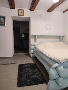 Ένα ή περισσότερα κρεβάτια σε δωμάτιο στο Camera de familie