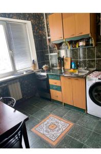 キーウにあるKyiv Relax Flatのキッチン(シンク、洗濯機付)