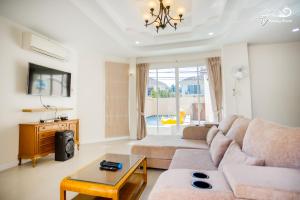 TV a/nebo společenská místnost v ubytování TY Holiday Resort