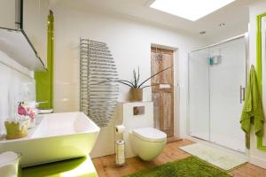 baño con bañera blanca grande y aseo en 6 bedrooms beautiful home 3 bathrooms, quiet location with garden near Legoland Windsor Heathrow en Maidenhead